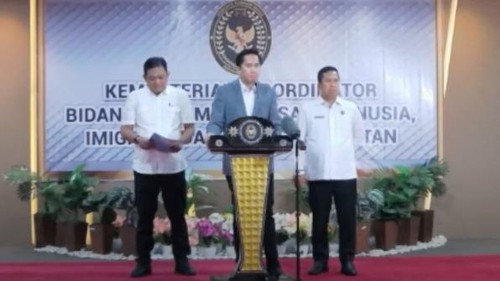 Stafsus Bidang Urusan Luar Negeri Kemenko Kumham Ahmad Daffa (jas abu) saat konferensi pers, Senin (16/12/2024).