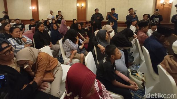 Suasana saat keluarga terpidana kasus Vina nonton bareng putusan Mahkamah Agung.