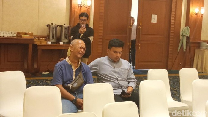 Suasana saat keluarga terpidana kasus Vina nonton bareng putusan Mahkamah Agung.
