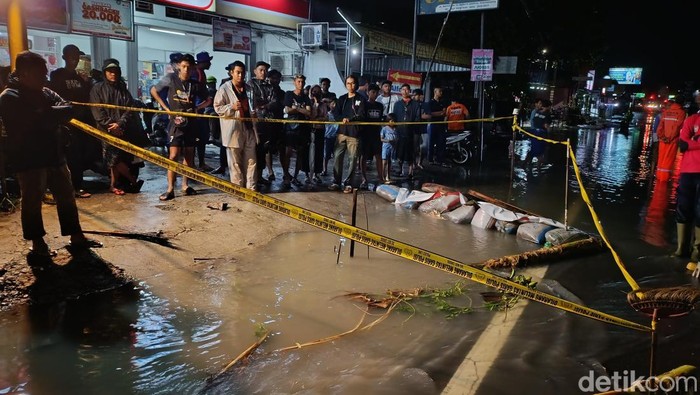 Suasana TKP pejalan kaki hanyut di gorong-gorong Jalan Wates Km 11, Argorejo, Kapanewon Sedayu, Bantul, Senin (16/12/2024) dini hari.