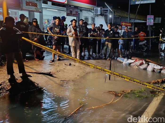 Suasana TKP pejalan kaki hanyut di gorong-gorong Jalan Wates Km 11, Argorejo, Kapanewon Sedayu, Bantul, Senin (16/12/2024) dini hari.