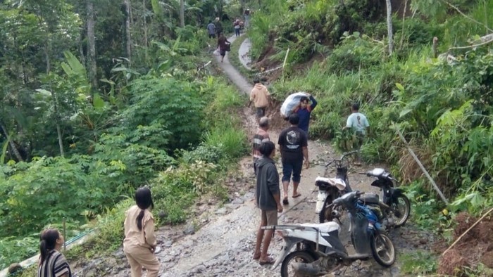 tanah gerak dan longsor di Trenggalek