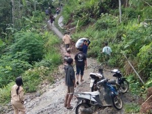 Tanah Gerak Paksa 9 KK Mengungsi, Longsor Isolasi 9 Rumah di Trenggalek