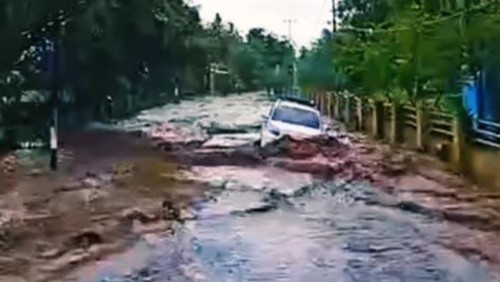Tangkapan layar, jalan raya berubah jadi sungai di Desa Sandue, Kecamatan Sanggar, Kabupaten Bima, NTB, Senin (16/12/2024). (Istimewa tangkapan layar).