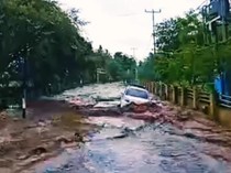 Jalan Raya Berubah Jadi Sungai di Bima, Mobil Terseret Banjir