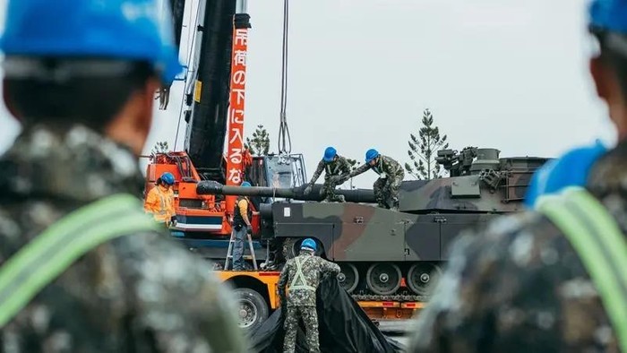 This handout photo taken and released on December 16, 2024 by Taiwans Ministry of National Defense shows soldiers securing a US-made M1A2 Abrams battle tank onto a trailer at an army armour training centre in Hsinchu County, Hsinchu. (AFP)