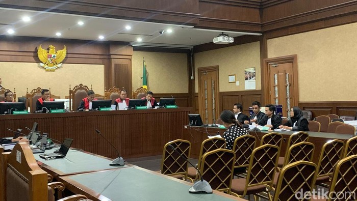 Terdakwa kasus dugaan korupsi pengelolaan timah, Rosalina, tak terima dituntut 6 tahun penjara dan denda Rp 750 juta dalam kasus tersebut. (Mulia Budi/detikcom)