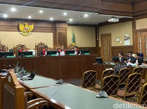 Terdakwa Kasus Korupsi Timah Nangis Baca Pleidoi: Saya Pegawai Biasa