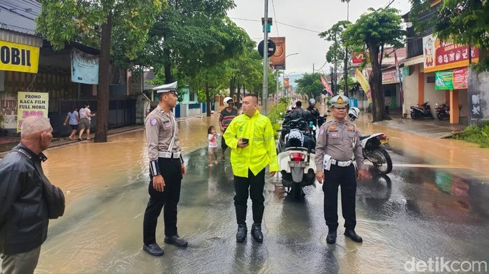 Terdampak Banjir, Polisi Alihkan Arus Lalu Lintas Trenggalek