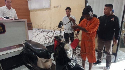 Tersangka begal yang menceburkan diri ke Selat Bali saat rilis kasus di Polres Jembrana, Senin (16/12/2024).