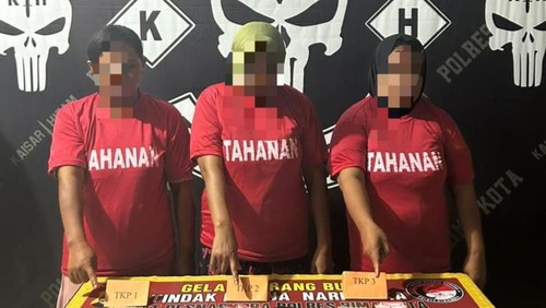Tiga IRT terduga pengedar sabu yang ditangkap Satres Narkoba Polres Bima Kota. (Dok. Satres Narkoba Polres Bima Kota)