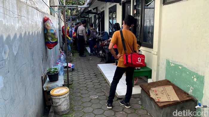 Tim Inafis Polrestabes Bandung melakukan olah TKP.