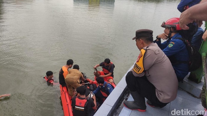 Tim SAR mencari seorang pria yang diduga tenggelam di Pantai Tak Berombak Maros.