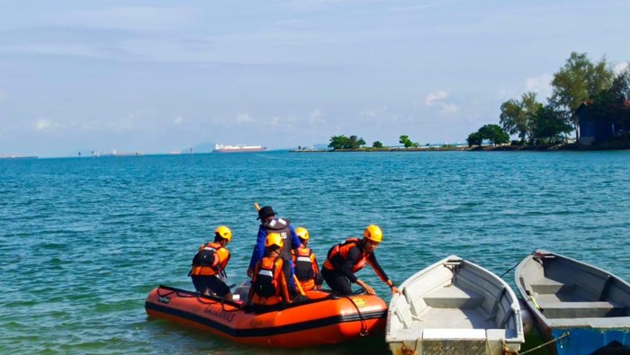 Tim SAR mengevakuasi jasad pemancing yang sempat dinyatakan hilang di Pantai Bahagia, Nongsa, Batam, Kepri.(Dok Basarnas)