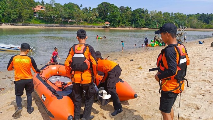 Tim SAR saat hendak melakukan pencarian korban hilang di Pantai Bahagia, Batam, Kepri. (dok. SAR)