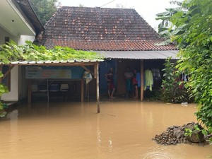 Detik-detik 2 Orang Tewas Terseret Banjir Ponorogo Jatim