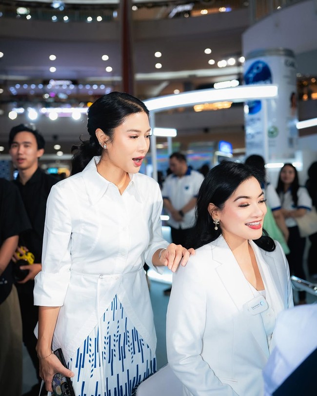 Dian Sastrowardoyo terlihat memakai makeup natural bernuansa pink dan peach. Rambutnya ditata dengan kuncir kuda bergaya sleek. Foto: Instagram/@@armanfebryan @titi_kamall