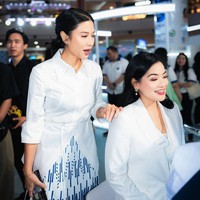 Dian Sastrowardoyo terlihat memakai makeup natural bernuansa pink dan peach. Rambutnya ditata dengan kuncir kuda bergaya sleek. Foto: Instagram/@@armanfebryan @titi_kamall