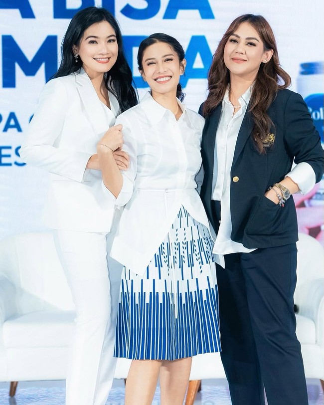 Dian Sastrowardoyo, Titi Kamal dan Sissy Prescillia pertama kali bertemu lewat film romantis remaja Ada Apa Dengan Cinta?’ (AADC) yang tayang pada 2002. Dalam film tersebut ketiganya berperan sebagai sahabat SMA. Foto: Instagram/@@armanfebryan @titi_kamall