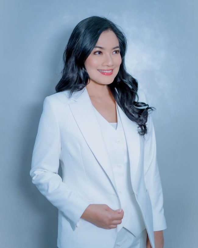 Titi Kamal tampil formal dalam setelan blazer dan celana putih. Rambut panjang dan hitam yang jadi ciri khasnya ditata bergelombang, sementara makeup bernuansa berry yang memberi kesan segar pada wajah. Foto: Instagram/@@armanfebryan @titi_kamall