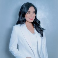 Titi Kamal tampil formal dalam setelan blazer dan celana putih. Rambut panjang dan hitam yang jadi ciri khasnya ditata bergelombang, sementara makeup bernuansa berry yang memberi kesan segar pada wajah. Foto: Instagram/@@armanfebryan @titi_kamall