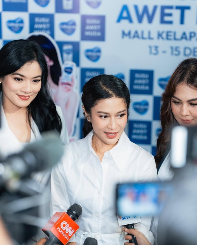 Pertemanan para aktris ini berlanjut ke dunia nyata. Bersama Adinia Wirasti, bintang ‘AADC’ lainnya, mereka tetap menjalin persahabatan dan kerap reuni untuk temu kangen. Foto: Instagram/@@armanfebryan @titi_kamall