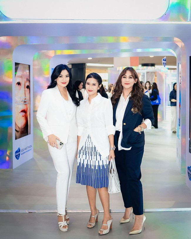 Sissy Prescillia memilih setelan jas navy yang dipadukan kemeja putih. Pemeran Milly dalam film ‘AADC?’ ini juga menata rambutnya dengan gaya gelombang, serta makeup bernuansa nude-pink. Foto: Instagram/@@armanfebryan @titi_kamall