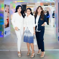 Sissy Prescillia memilih setelan jas navy yang dipadukan kemeja putih. Pemeran Milly dalam film ‘AADC?’ ini juga menata rambutnya dengan gaya gelombang, serta makeup bernuansa nude-pink. Foto: Instagram/@@armanfebryan @titi_kamall