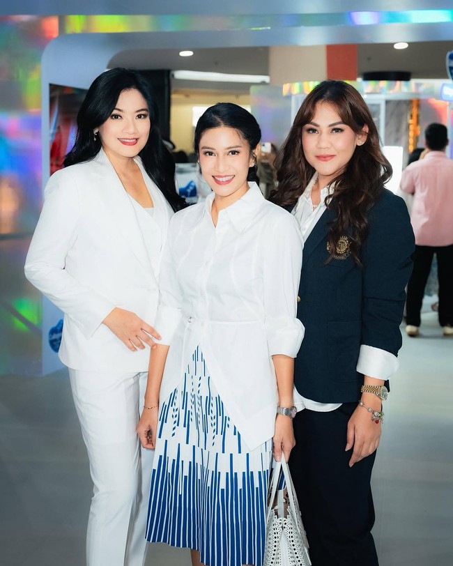 Seperti saat Dian Sastro, Titi Kamal dan Sissy Prescillia (minus Adinia Wirasti) menjadi pembicara di sebuah talkshow seputar kecantikan dan kesehatan yang digelar sebuah brand minuman susu kolagen. Ketiganya kompk berbusana putih dengan padanan biru. Foto: Instagram/@@armanfebryan @titi_kamall