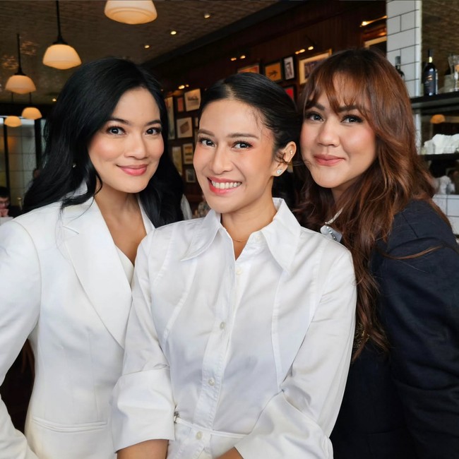 Di usia yang sudah menginjak kepala empat, mereka tampak awet muda dengan senyum manis yang merekah. Foto: Instagram/@@armanfebryan @titi_kamall