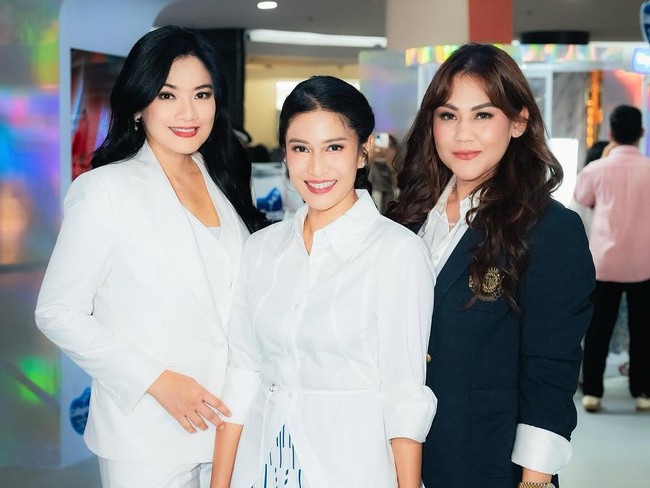 “Kenapa kalo lagi bareng mereka, rasanya waktu kembali ke 20th lalu😅 Seneng banget bisa tumbuh dewasa sama sahabat2 aku @therealdisastr @sysiio juga @adiniawrst 😍🥳 sharing bareng cara supaya tetap fit dan awet muda,” tulis Titi Kamal dalam keterangan foto yang diunggahnya di Instagram. Foto: Instagram/@@armanfebryan @titi_kamall