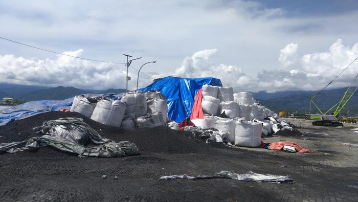 Tumpukan kokas batu bara di Pelabuhan Tanjung Ringgit Palopo.