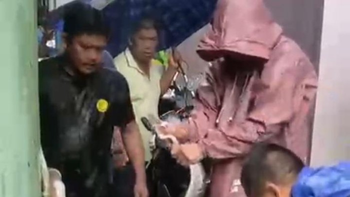 Ular piton 2 meter masuk permukiman warga di Jalan Irian Makassar.