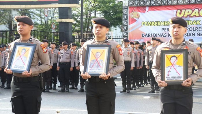 Upacara PTDH 3 personel Polrestabes Makassar.
