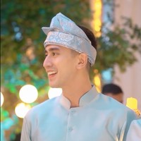 Sempat digosipkan dekat dengan Putri Zulhas, Verrel Bramasta beberapa waktu lalu justru terlihat tampil sebagai groomsman di acara pernikahan Putri Zulhas dan Zumi Zola. Foto: Instagram/@bramastavrl