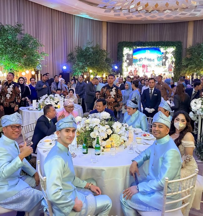 Kompak bersama para groomsman lain, seperti Raffi Ahmad dan Erick Thohir, Verrel tampak mengenakan seragam groomsman berupa beskap berwarna biru muda. Foto: Instagram/@bramastavrl