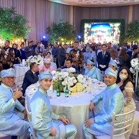 Kompak bersama para groomsman lain, seperti Raffi Ahmad dan Erick Thohir, Verrel tampak mengenakan seragam groomsman berupa beskap berwarna biru muda. Foto: Instagram/@bramastavrl