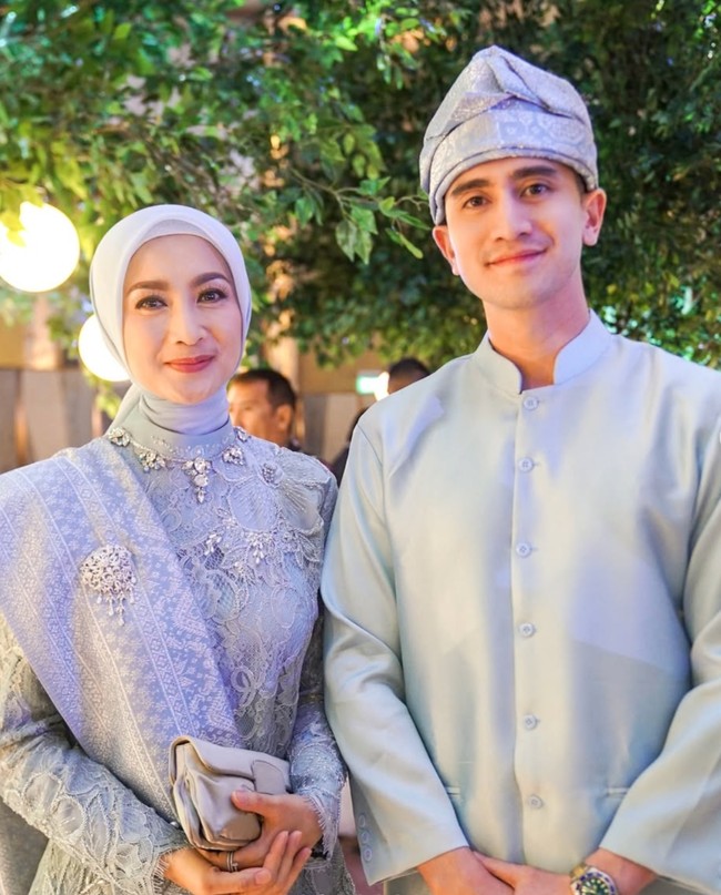 Verrel juga tampak berpose bersama Desssy Ratnasari yang juga hadir sebagai bridesmaid Putri Zulhas. Dessy tampil mengenakan kebaya hingga hijab serba biru muda, senada dengan seragam groomsman. Foto: Instagram/@bramastavrl