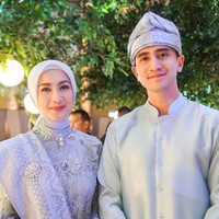 Verrel juga tampak berpose bersama Desssy Ratnasari yang juga hadir sebagai bridesmaid Putri Zulhas. Dessy tampil mengenakan kebaya hingga hijab serba biru muda, senada dengan seragam groomsman. Foto: Instagram/@bramastavrl
