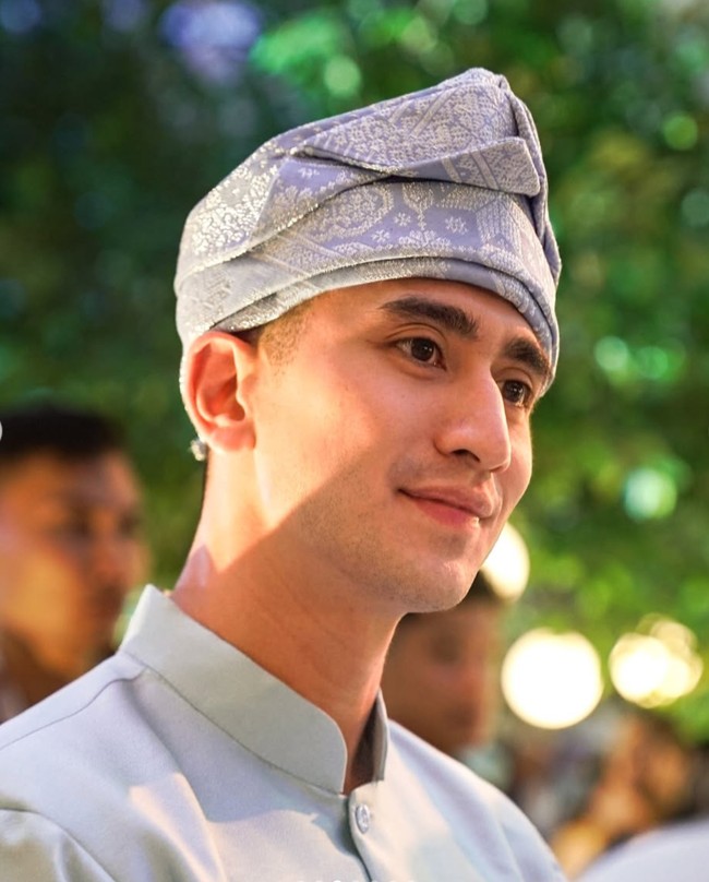 Penampilan Verrel juga dilengkapi dengan kain songket yang digunakan sebagai penutup kepala yang membuatnya terlihat semakin tampan dan gagah. Foto: Instagram/@bramastavrl