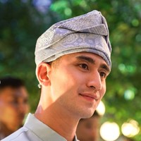 Penampilan Verrel juga dilengkapi dengan kain songket yang digunakan sebagai penutup kepala yang membuatnya terlihat semakin tampan dan gagah. Foto: Instagram/@bramastavrl