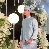 Tampil gagah dan penuh percaya diri, pesona Verrel Bramasta bikin tak sedikit netizen ikut terpana. Banyak juga yang mendoakan Verrell agar segera menyusul ke pelaminan. Foto: Instagram/@bramastavrl