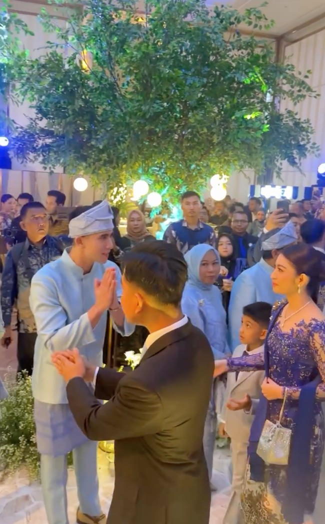 Sebagai groomsman, Verrel juga menjalankan tugasnya untuk menyalami para tamu undangan yang hadir. Salah satu tamu kehormatan yang tampak hadir ialah wakil Presiden RI Gibran Rakabuming Raka bersama keluarganya. Foto: Instagram/@bramastavrl