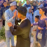 Sebagai groomsman, Verrel juga menjalankan tugasnya untuk menyalami para tamu undangan yang hadir. Salah satu tamu kehormatan yang tampak hadir ialah wakil Presiden RI Gibran Rakabuming Raka bersama keluarganya. Foto: Instagram/@bramastavrl