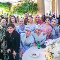 Verrel juga berpose bersama para rekan artis yang turut hadir di acara pernikahan Putri Zulhas dan Zumi Zola. Ada Aurel Hermansyah dan Atta Halilintar; Nagita Slavina dan Raffi Ahmad; Syahnaz dan Jeje; serta Nisya Ahmad. Foto: Instagram/@bramastavrl