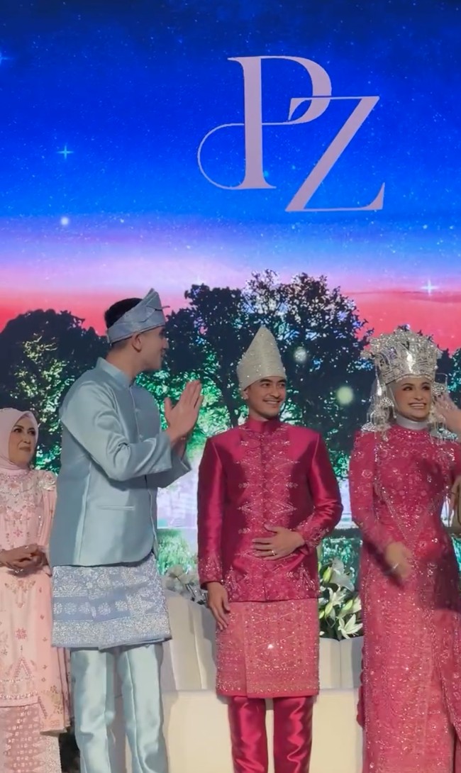 Tak lupa Verrel juga naik ke pelaminan dan menyalami kedua mempelai, Putri Zulhas dan Zumi Zola. Putri Zulhas dan Zumi Zola sendiri tampil kompak dengan busana pengantin adat Jambi. Foto: Instagram/@bramastavrl