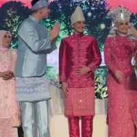 Tak lupa Verrel juga naik ke pelaminan dan menyalami kedua mempelai, Putri Zulhas dan Zumi Zola. Putri Zulhas dan Zumi Zola sendiri tampil kompak dengan busana pengantin adat Jambi. Foto: Instagram/@bramastavrl