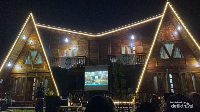 Villa Ganesha di malam hari.