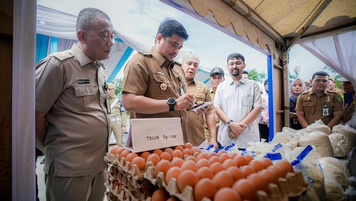 Wali Kota Medan Bobby Nasution saat meninjau pelaksanaan pasar murah Nataru. (Dok. Instagram @bobbynst)