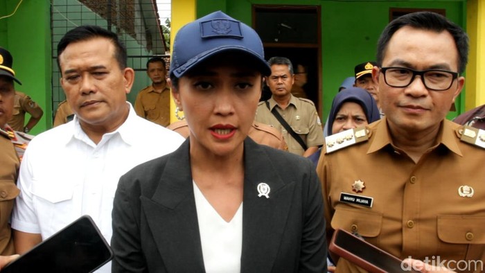 Wamen P2MI, Christina Aryani saat kunjungan ke Kabupaten Cirebon dan melakukan simulasi program makan bergizi gratis